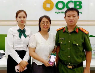 Người phụ nữ trình báo công an sau khi tài khoản ngân hàng bất ngờ nhận 400 triệu đồng