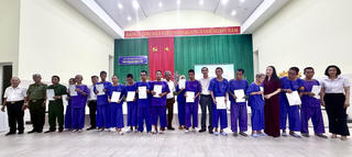 TP Huế: Trao Giấy khai sinh cho người đang được nuôi dưỡng, chăm sóc tại Trung tâm Bảo trợ xã hội