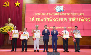 Quảng Ninh trao tặng Huy hiệu Đảng đợt 19/5