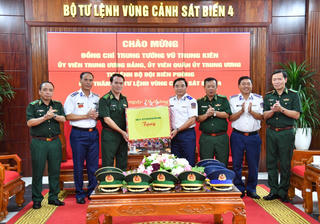 Tư lệnh Bộ đội Biên phòng thăm, làm việc tại Bộ Tư lệnh Vùng Cảnh sát biển 4