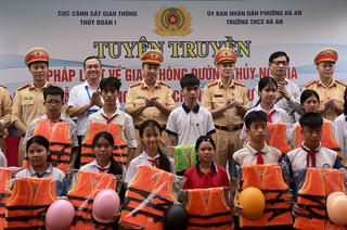 Thủy Đoàn I tuyên truyền pháp luật về giao thông và hướng dẫn chống đuối nước tại Quảng Ninh