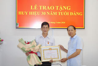 Phó Giám đốc Sở Tư pháp Cà Mau được trao tặng Huy hiệu 30 năm tuổi Đảng