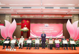 Tổng Bí thư, Chủ tịch nước Tô Lâm trao tặng Huy hiệu Đảng cho đảng viên lão thành tại Hà Nội