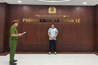 Khởi tố ông chủ chuỗi cửa hàng bán hàng ngàn đôi giày hiệu rởm