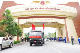 Trang nghiêm lễ đón nhận 28 hài cốt liệt sĩ quân tình nguyện Việt Nam hy sinh tại Lào về đất mẹ