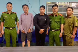 Hai người đàn ông đánh nhau vì mâu thuẫn khi tham gia giao thông