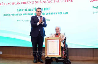 Nguyên Phó Chủ tịch nước Nguyễn Thị Bình nhận Huân chương Ngôi sao Công trạng