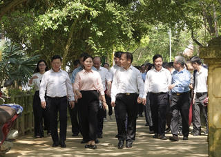 Bộ trưởng Hoàng Thanh Tùng và các lãnh đạo Bộ Tư pháp dâng hương tại Khu di tích Tuyên Quang