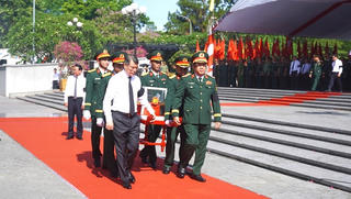 Thủ tướng Lê Minh Hưng dự lễ truy điệu, an táng 28 hài cốt liệt sĩ tại Nghĩa trang Liệt sĩ Quốc gia Đường 9