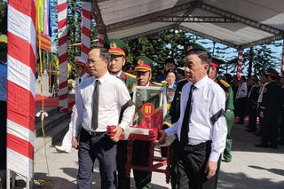 Thường trực Ban Bí thư Trần Cẩm Tú dự Lễ truy điệu và an táng hài cốt liệt sĩ tại Nghĩa trang Liệt sĩ Nầm 