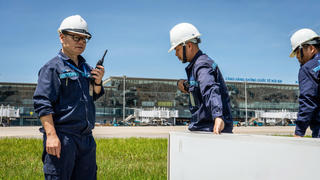 Hoạt động đảm bảo an toàn bay diễn ra thế nào khi sân bay Nội Bài lên đến 71°C?
