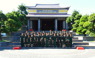 Sĩ quan trẻ Quân đội 3 nước Việt Nam - Lào - Campuchia dâng hương tưởng niệm Chủ tịch Hồ Chí Minh