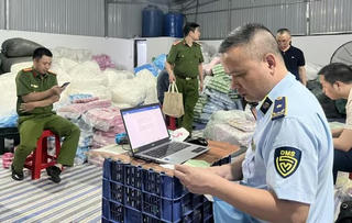 Khởi tố vụ sản xuất băng vệ sinh giả quy mô lớn ở Hưng Yên
