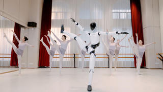 Robot hình người Trung Quốc gây kinh ngạc khi múa ballet cùng vũ công thật