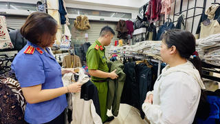 Khởi tố 2 đối tượng bán hàng giả nhãn hiệu trị giá gần 2 tỷ đồng