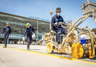 Nhân viên sân bay Nội Bài miệt mài làm việc dù nhiệt độ lên tới 71°C 