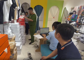 Chuyển hồ sơ tới cơ quan điều tra một hộ kinh doanh hàng nghi giả mạo nhãn hiệu thời trang nổi tiếng