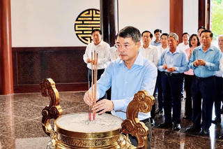 Thủ tướng Lê Minh Hưng dâng hương, viếng mộ Cụ Phó bảng Nguyễn Sinh Sắc