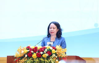 Phó Chủ tịch nước Võ Thị Ánh Xuân nhấn nút phát động Tháng hành động vì trẻ em tại Quảng Ninh
