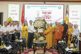 Lãnh đạo thành phố Huế thăm, chúc mừng Đại lễ Phật đản Phật lịch 2570
