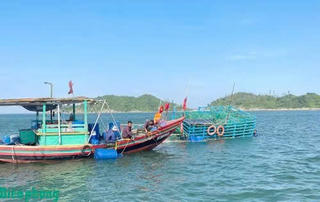 Tàu cá gặp nạn trên vùng biển Hà Tĩnh, kịp thời ứng cứu 7 ngư dân