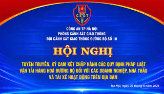 Đội CSGT số 10 Hà Nội tuyên truyền, ký cam kết chấp hành luật giao thông với các đơn vị vận tải