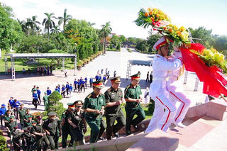 Đoàn sĩ quan trẻ Quân đội Lào dâng hương tưởng niệm các Anh hùng liệt sĩ tại Thành Cổ Quảng Trị