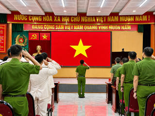 Công an phường Tây Hồ công bố quyết định thăng cấp bậc hàm, nâng lương năm 2026 cho cán bộ, chiến sĩ