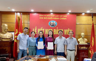 Chi bộ Khối Hành chính (Đảng bộ Báo Pháp luật Việt Nam) kết nạp đảng viên mới