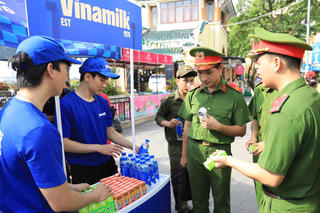 40.000 sản phẩm dinh dưỡng Vinamilk tiếp sức chương trình “Tổ quốc bình yên”