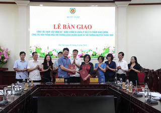 Bàn giao công tác Pháp luật hình sự - hành chính và quản lý xử lý vi phạm hành chính và Văn phòng