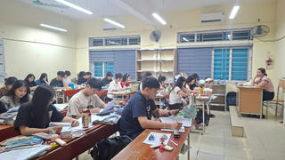 Học sinh dân tộc thiểu số Nghệ An sáng đèn đến khuya ôn thi 