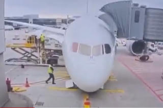 Máy bay Boeing 787 sập càng đáp khiến một số người bị thương 