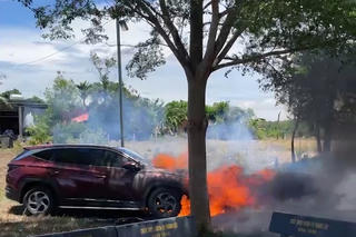 Đang dự tiệc cưới, chủ xe Hyundai Tucson nhận tin ô tô bốc cháy