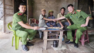 Trao trả gần 80 triệu đồng cho hai cụ già bị trộm cắp ở Quảng Ngãi 