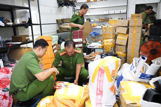Triệt phá hai điểm sản xuất, kinh doanh hàng giả thương hiệu nổi tiếng Triệt phá hai điểm sản xuất, kinh doanh hàng giả thương hiệu nổi tiếng