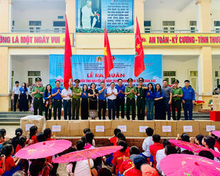 “Hành trình theo chân Bác” lan tỏa yêu thương nơi vùng biên giới Nghệ An