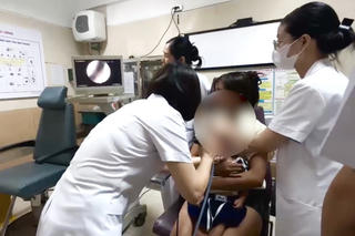Bé gái 2 tuổi nhập viện do bọ chét ký sinh trong màng nhĩ