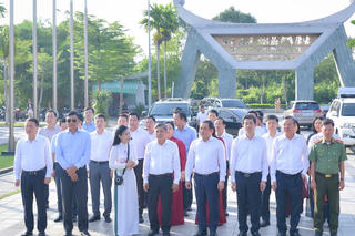 Lãnh đạo TP Hà Nội và TP Cần Thơ dâng hương tưởng niệm các Vua Hùng