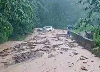 Mưa lớn gây sạt lở, chia cắt tuyến đường Tân Phong - Nậm Tăm (Lai Châu) 