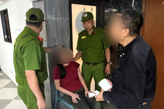 Cứu người phụ nữ nghi tự tử tại Hà Nội