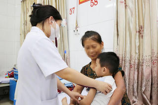 Khói thuốc trong nhà làm tăng nguy cơ viêm phổi, hen tái phát ở trẻ Khói thuốc trong nhà làm tăng nguy cơ viêm phổi, hen tái phát ở trẻ