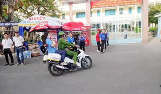 Công an phường Châu Đốc (An Giang) đến tận nhà chở thí sinh ngủ quên đi thi