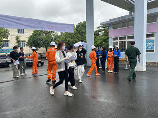 Một thí sinh ở Lai Châu mang tài liệu vào phòng thi tốt nghiệp THPT 2026