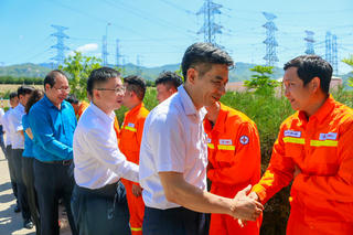 Lãnh đạo EVN thăm động viên người lao động Trạm biến áp 500kV Vĩnh Tân