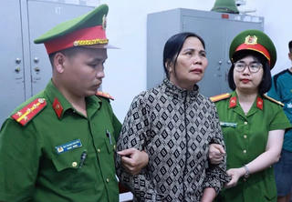 Tạm giữ hình sự người phụ nữ ném vỡ kính xe máy xúc