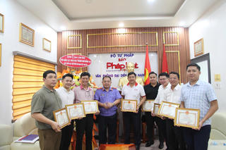 VKSND TP Đồng Nai tặng giấy khen cho tập thể cán bộ, phóng viên Văn phòng đại diện TP HCM và Đông Nam Bộ - Báo Pháp luật Việt Nam