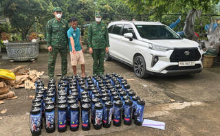 Thu giữ 92 bình khí cười nghi nhập lậu ở cửa khẩu Hoành Mô
