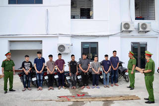 Tụ tập mang hung khí đánh nhau sau lời kêu gọi trên TikTok, 10 thanh thiếu niên bị khởi tố