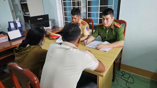 Xử lý người phụ nữ lao ra chặn đầu ô tô, nằm giữa đường ở Quảng Trị